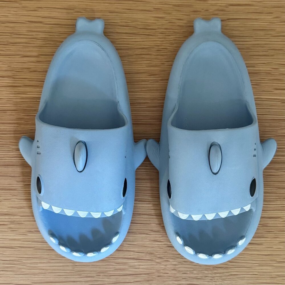 UNISEX SHARK SLIDES 38/39 BLUE FOAM PLUSH COMFY POOL SLIDES ADULT KID JAWS FUN